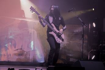 Ein Bild, das Konzert, Musikinstrument, Darbietung, Rockkonzert enthlt.

Automatisch generierte Beschreibung
