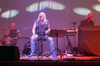 Ein Bild, das Konzert, Darbietung, Musikinstrument, Ort fr Musikveranstaltungen enthlt.

Automatisch generierte Beschreibung
