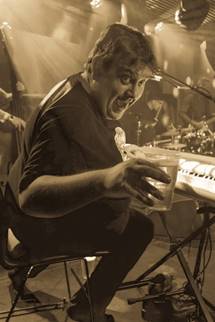 Ein Bild, das Konzert, Kleidung, Person, Musikinstrument enthlt.

Automatisch generierte Beschreibung