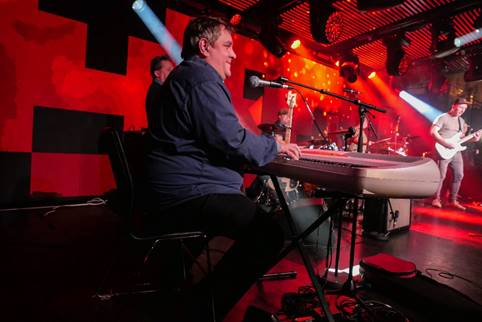 Ein Bild, das Konzert, Im Haus, Person, Kleidung enthlt.

Automatisch generierte Beschreibung