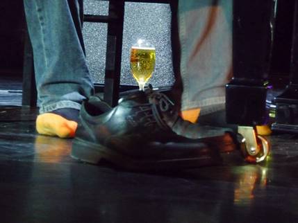 Ein Bild, das Schuh, Schuhwerk, Im Haus, Person enthlt.

Automatisch generierte Beschreibung