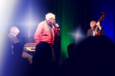 Ein Bild, das Konzert, Kleidung, Person, Mann enthlt.

Automatisch generierte Beschreibung