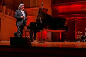 Ein Bild, das Musik, Musikinstrument, Konzert, Klavier enthlt.

Automatisch generierte Beschreibung