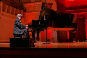 Ein Bild, das Musik, Klavier, Musikinstrument, Person enthlt.

Automatisch generierte Beschreibung