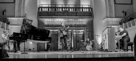 Ein Bild, das Schwarzwei, Musikinstrument, Im Haus, monochrom enthlt.

Automatisch generierte Beschreibung