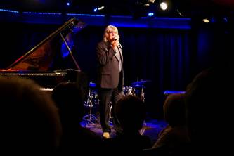Ein Bild, das Musik, Konzert, Musikinstrument, Person enthlt.

Automatisch generierte Beschreibung