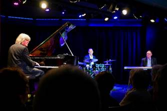Ein Bild, das Musik, Person, Musikinstrument, Konzert enthlt.

Automatisch generierte Beschreibung