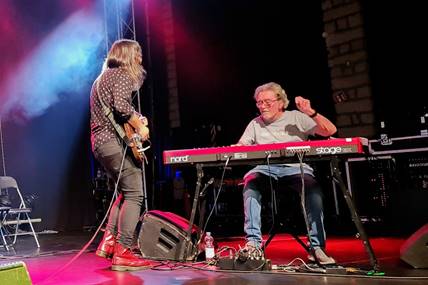 Ein Bild, das Konzert, Unterhaltung, Klavier, Darbietung enthlt.

Automatisch generierte Beschreibung