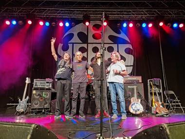 Ein Bild, das Konzert, Bhne, Unterhaltung, Darbietung enthlt.

Automatisch generierte Beschreibung