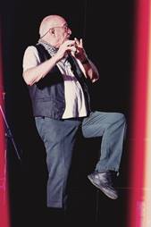 Ein Bild, das Kleidung, Person, Mikrofon, Konzert enthlt.

Automatisch generierte Beschreibung