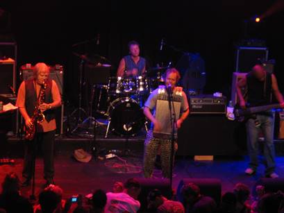 Ein Bild, das Konzert, Musikinstrument, Darbietung, Unterhaltung enthlt.

Automatisch generierte Beschreibung