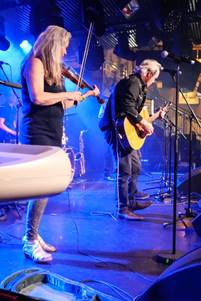 Ein Bild, das Konzert, Musikinstrument, Musiker, Musik enthlt.

Automatisch generierte Beschreibung
