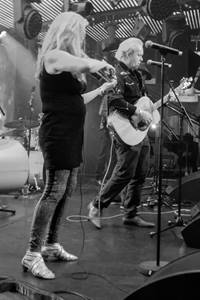 Ein Bild, das Konzert, Kleidung, Musikinstrument, Musiker enthlt.

Automatisch generierte Beschreibung