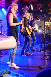 Ein Bild, das Konzert, Musikinstrument, Person, Musiker enthlt.

Automatisch generierte Beschreibung