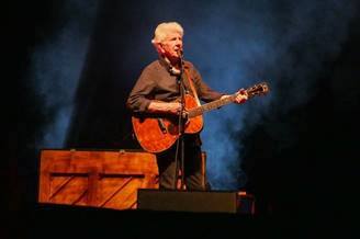 Ein Bild, das Konzert, Musikinstrument, Musiker, Saiteninstrument enthlt.

Automatisch generierte Beschreibung