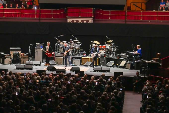 Ein Bild, das Konzert, Person, Bhne, Darbietung enthlt.

Automatisch generierte Beschreibung