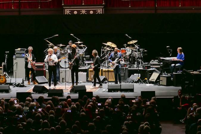 Ein Bild, das Konzert, Musikinstrument, Musik, Musiker enthlt.

Automatisch generierte Beschreibung