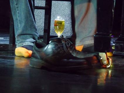 Ein Bild, das Schuh, Schuhwerk, Im Haus, Person enthlt.

Automatisch generierte Beschreibung