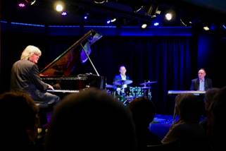 Ein Bild, das Musik, Person, Musikinstrument, Konzert enthlt.

Automatisch generierte Beschreibung