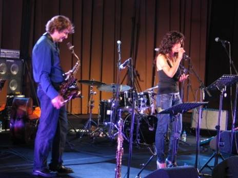 Ein Bild, das Musikinstrument, Konzert, Musiker, Musik enthlt.

Automatisch generierte Beschreibung