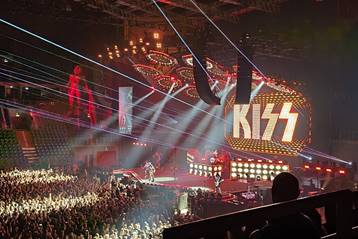 Ein Bild, das Konzert, Musik, Unterhaltung, Bhne enthlt.

Automatisch generierte Beschreibung