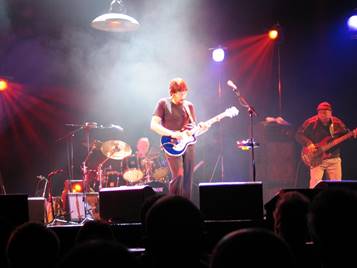 Ein Bild, das Konzert, Darbietung, Unterhaltung, Musikinstrument enthlt.

Automatisch generierte Beschreibung