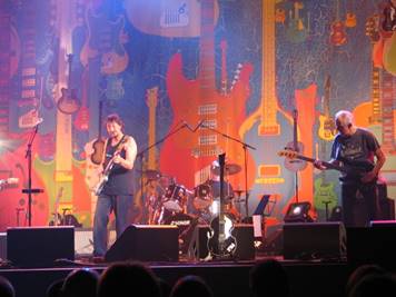 Ein Bild, das Konzert, Musikinstrument, Darbietung, Unterhaltung enthlt.

Automatisch generierte Beschreibung