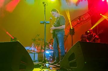 Ein Bild, das Konzert, Darbietung, Musikinstrument, Rockkonzert enthlt.

Automatisch generierte Beschreibung