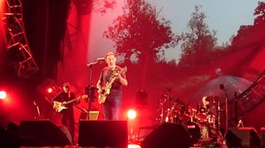 Ein Bild, das Konzert, Musik, Unterhaltung, Darbietung enthlt.

Automatisch generierte Beschreibung